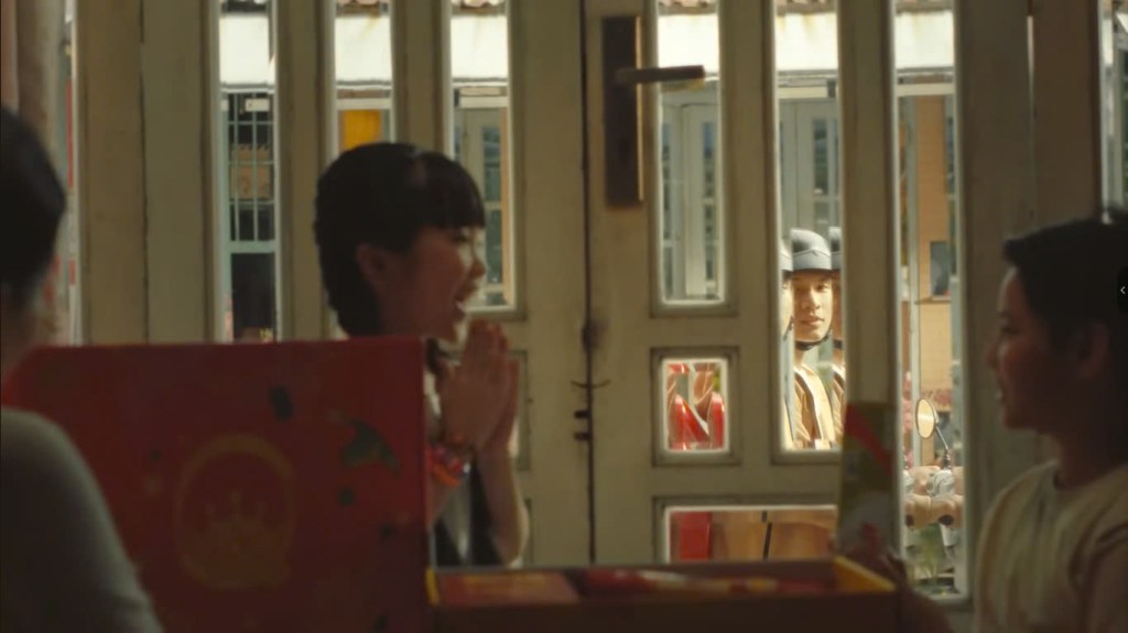 Sự đối lập giữa hình ảnh quây quần của gia đình nọ ngày giáp Tết và sự lẻ loi nơi xứ người của chàng trai càng nêu bật tình người của TVC. Ảnh chụp màn hình.