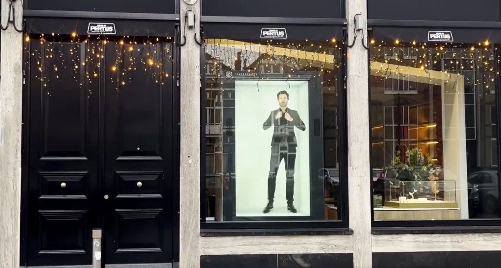 Ứng dụng holovue trong cửa hàng thời trang khiến các sản phẩm trở nên chân thực hơn