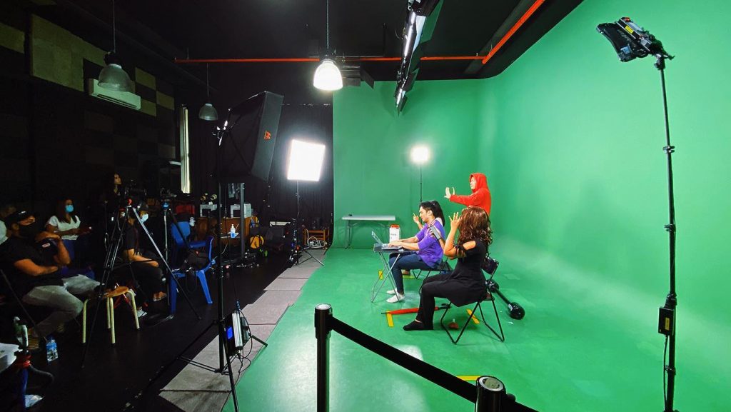 Quay bằng phông xanh giúp kiểm soát diễn xuất và sản phẩm nhưng vẫn có được bối cảnh mong muốn. Ảnh: Internet