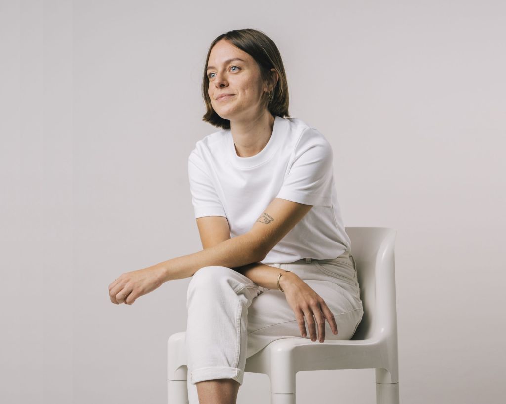 Một thiết kế thành công không còn chỉ nằm ở thẩm mỹ, mà ở chiều sâu của tư duy ý tưởng, sự thấu cảm văn hóa tinh tế và khả năng tạo ra sự cộng hưởng cảm xúc chân thực. Hãy cùng LYNKREATIVE khám phá 5 tên tuổi tiếp theo trong danh sách những nhà thiết kế đồ họa đầy cảm hứng, những người chứng minh rằng trái tim và khối óc con người mới là công cụ sáng tạo quyền năng nhất cùng nhé!